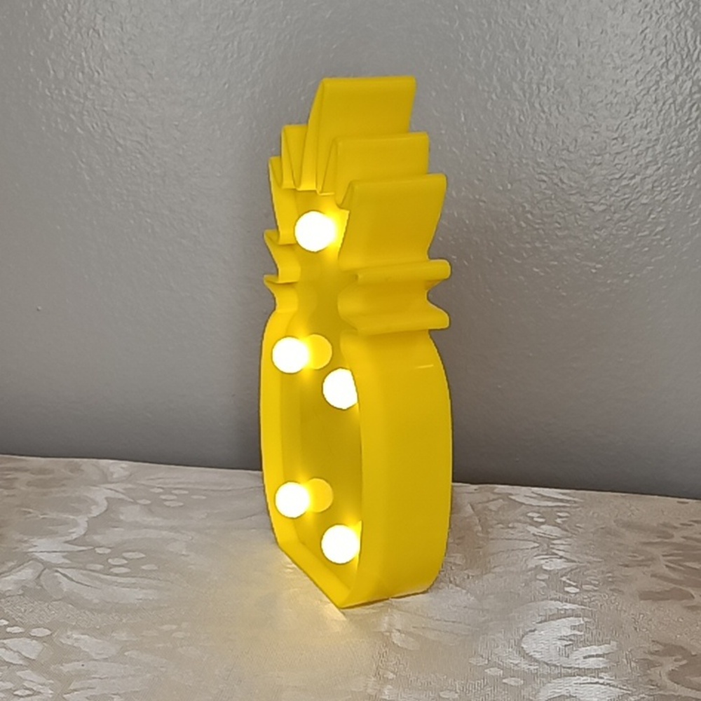 Yellow Pineapple LED Light 🍍 SMALL - Picture 9 of 14